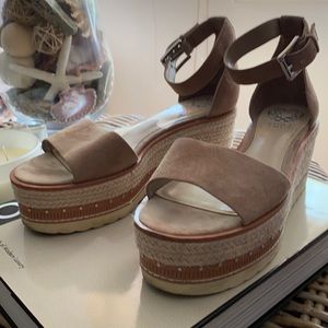 Like new Vince Camuto Meestana Flatform Sandal